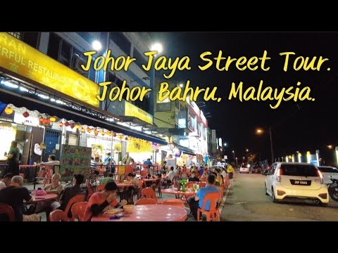 Excursão pela rua Johor Jaya à noite. Johor Bahru, Malásia.