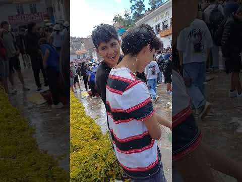 La guerra de globos en Andahuaylas _Apurimac es fascinante... 😘❤️ carnaval originario del Perú 😘❤️
