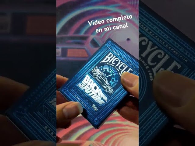 Vídeo relacionado con Bicycle Back to The Future Baraja de Cartas para coleccionsitas, Magia y cardistry basada en la Famosa película Regreso al Futuro
