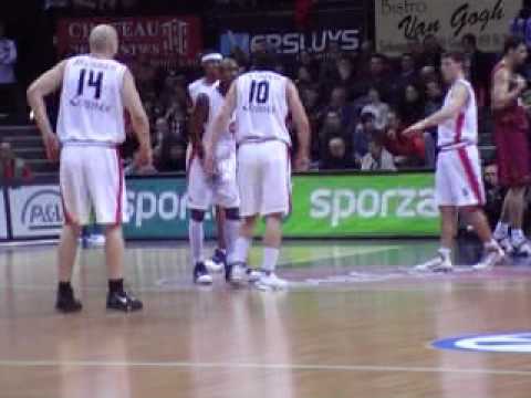 10 04-12-07 BCO-Red Star Belgrado - Veselin scoort 1 van z'n