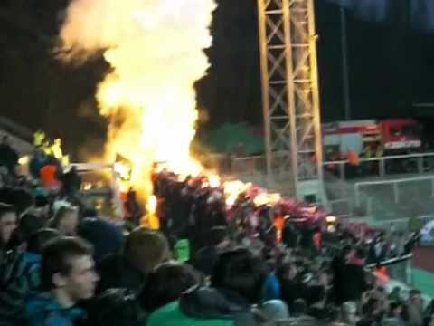 Dukla Prag-Slavia Prag  Rauch und Pyro im Gästeblock Teil 1