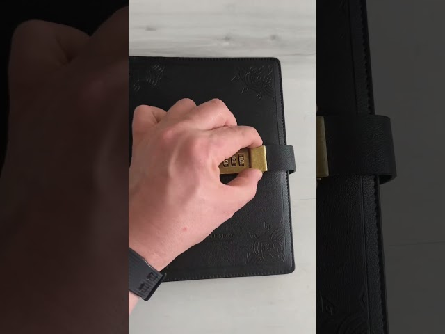 Vídeo relacionado con Wednesday Miercoles Addams Materiales Educativos, Diario Secreto Niña con Set de Bolígrafo Tinta Negra - Cuaderno Libreta A5 - Diarios para Escribir Regalos Navidad