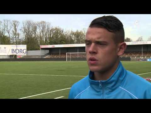 Sinclair Bischop in gesprek met clubtopscorer Giovanni Korte