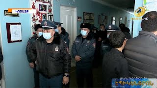 Բողոքի ակցիա Աբովյանի թիվ 1 դպրոցում. նոր տնօրենը փակվել է իր կաբինետում՝ ոստիկանների հսկողությամբ