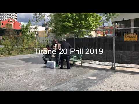 në Shqipëri jeta është e bukur ...këngë e valle në mes të rrugës me të kënaqur zemrën .....