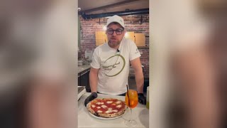 Il pizzaiolo che spiega perché una Margherita costa 7 euro: «Lo capite il lavoro che c'è dietro?»