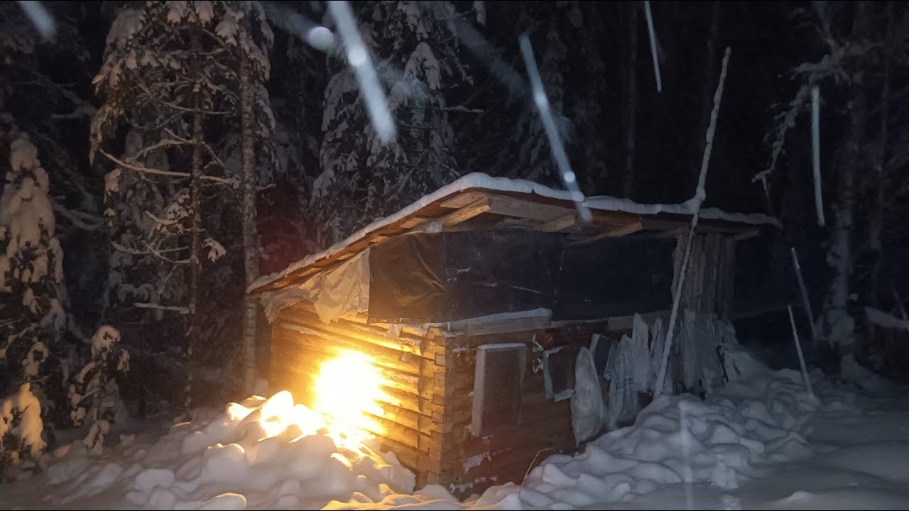 УКРЫЛИСЬ В ТАЁЖНОЙ ИЗБЕ ОТ СНЕГОПАДА. ТРУДОВЫЕ ОХОТНИЧЬИ БУДНИ. ИЗБУШЕЧНЫЙ К