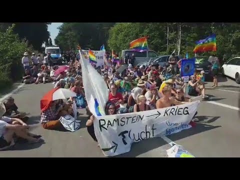 Stopp Ramstein 2018 - Sitzblockade von mutigen Aktivisten