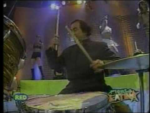 con la mano en la biblia los golpes