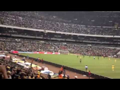 "La monumental America vs Pumas 2013 Estadio Azteca" Barra: La Monumental &bull; Club: América