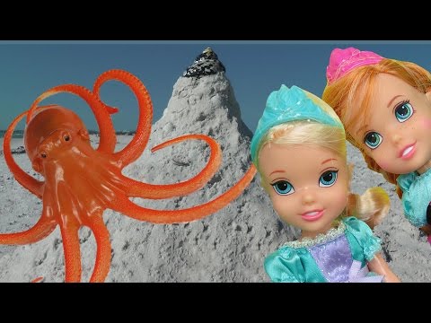 ELSA & ANNA toddlers play at the beach with the SANDCASTLE !