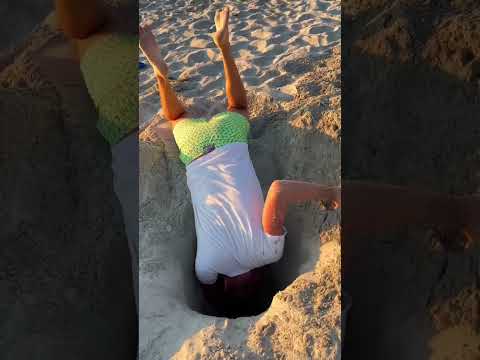 Quante scavate occorrono per trovare l’acqua del mare in fondo alla spiaggia? 🤙🏻 #bellagianda