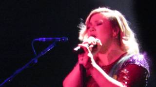 Kelly Clarkson - Love Me Like A Man (Bonnie Raitt)  Sep 6 2015 Nashville