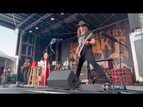 "Momma's Maiden Name" - live (opening for Blackberry Smoke) - CHARLIE BONNET III AND THE GASHOLES