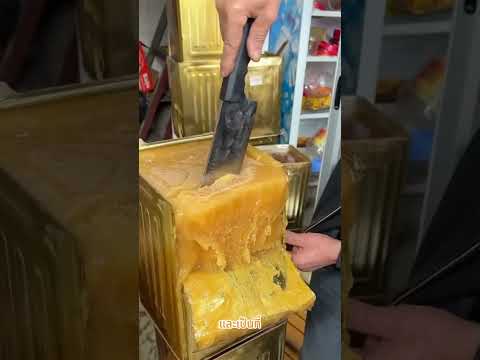 เขากลายเป็นเศรษฐีย่อมๆ 🐝 เพราะเก็บน้ำผึ้งเอาไว้จำนวนมาก #shorts