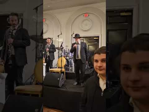 Sruly Hollander's Soulful Performance of 'והנה השם ניצב עליו' at Lakewood Wedding