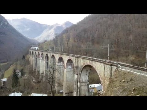 IL SALUTO DEL MINUETTO D.IN TRANSITO SUL VIADOTTO RIVOIRA : VERNANTE (CN) 10 - 1 - 2016.