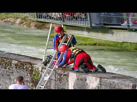 Wasserwacht München rettet Schlauchbootfahrer aus Isar-Wasserwalze