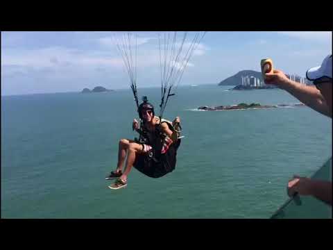 Paraglider schnappt sich in der Luft ein Bier