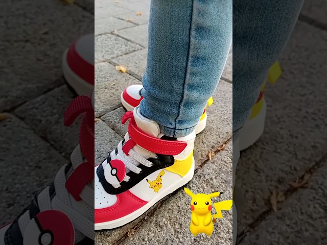 Vídeo relacionado con Pokemon Zapatillas deportivas Pikachu de lona con cremallera para niños, zapatos deportivos Plimsolls, Black, 10 UK Child