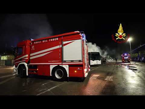 Incendio nel deposito di autobus a Firenze