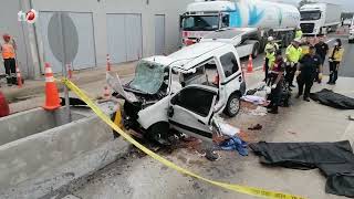 Hafif Ticari Araç Gişe Bariyerlerine Ok Gibi Saplandı 3 Ölü, 1 Yaralı