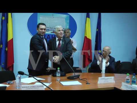 Momentul în care consilierul Alexandru Bănică vrea să-i pupe mâna președintelui CJ Prahova, Bogdan Toader