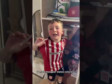"Así festeja un pequeño fanático del Pincha la clasificación ante Corinthians" Barra: Los Leales &bull; Club: Estudiantes de La Plata &bull; País: Argentina
