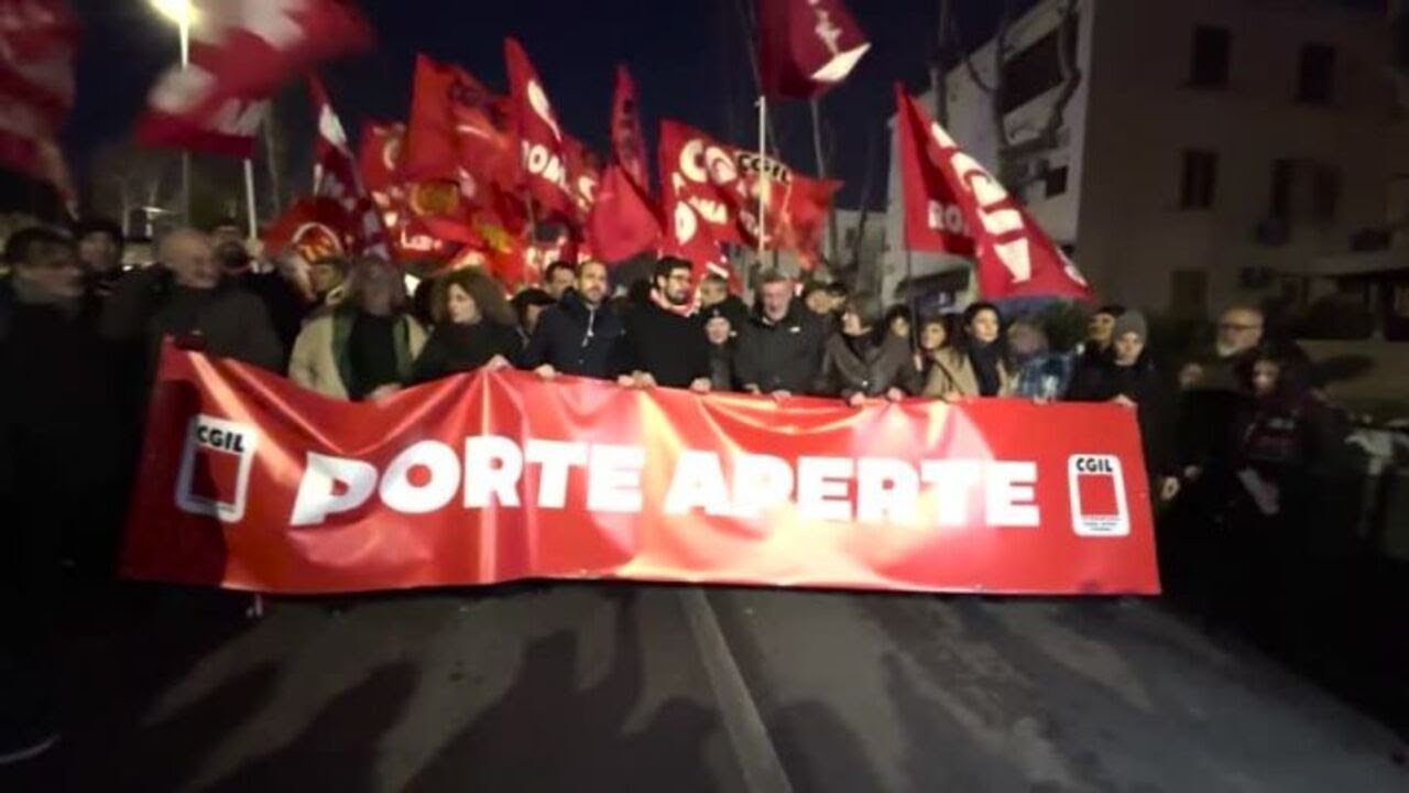 A Roma riapre la sede della Cgil di Primavalle dopo gli spari, al corteo anche Landini