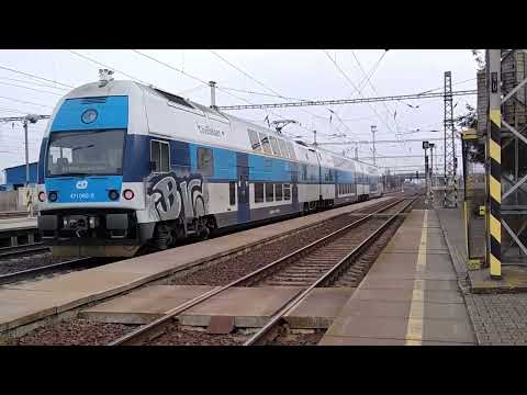 2 vlaky ve stanici Vraňany a Hlášení.