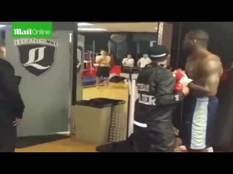 Un boxeur pro se bat contre un internaute qui l'insultait