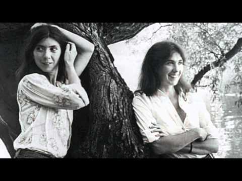 Kate & Anna McGarrigle - Walking Song