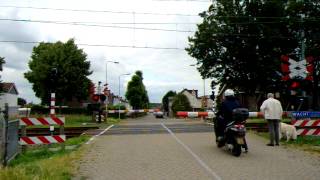 preview picture of video 'Spoorwegovergang Hoensbroek Railroad/ Level Crossing'