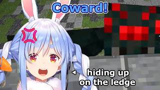Pekora escapes to ledge, calls enemy a coward (Minecraft Goldrush 2)  [Hololive/clip]