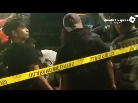 EVAKUASI DUA ORANG DALAM INNOVA DI PARKIRAN TRONA EKSPRES