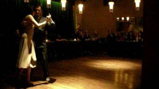 Alejandro Hermida y Nayla Vacca en Milonga Zorro Plateao (El Beso)