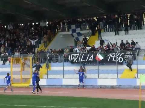 Aprilia-Salernitana, 24 Marzo 2013, le due curve in azione (6)