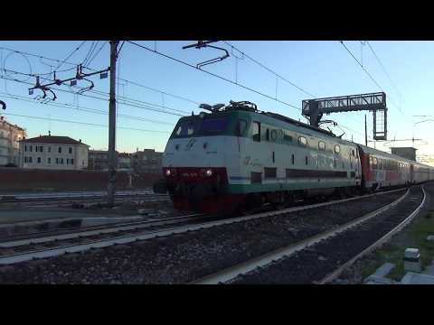 IL SALUTO DELLA E.444.019 TITOLARE DEL THELLO FERMA IN STAZIONE AD ALBENGA (SV) 16 - 12 - 2017