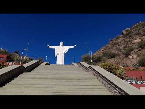Subiendo los 200 escalones del Cristo del Portezuelo, Chilecito, provincia de La Rioja