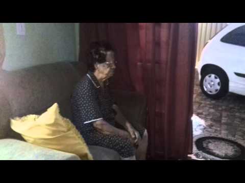 Bisa Maria de 100 anos cantando com Padre Alessandro Campos