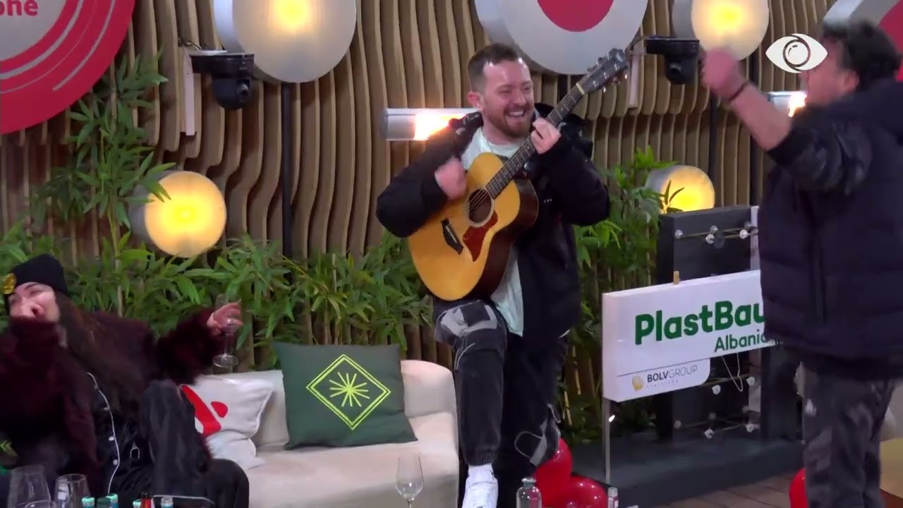 Atmosferë festive në shtëpi, Laerti, Rozana dhe Tiri këndojnë ‘Bella Ciao’ nën ritmet e kitarës