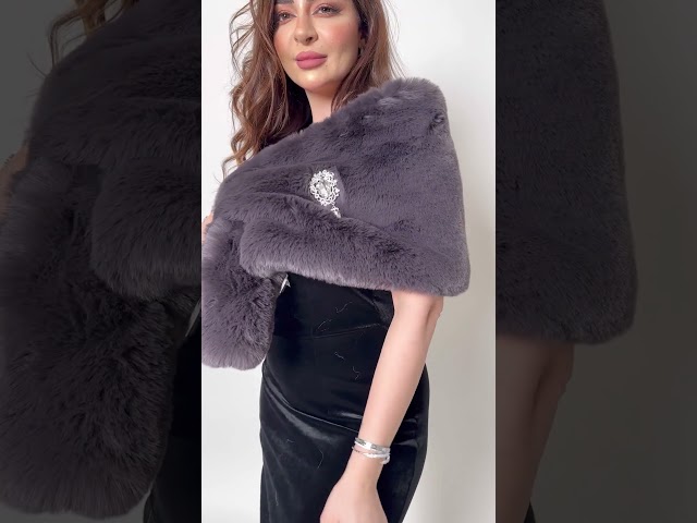 جاكيت فرو رمادي ناعم مع بروش كبير