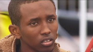 Italy: Naval vessel brings hundreds of migrants ashore - no comment