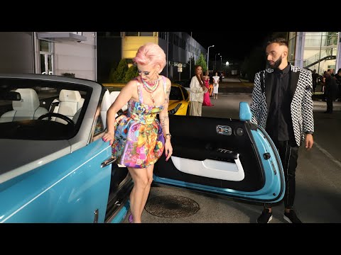 Voditelji Elite poziraju ispred besnih mašina