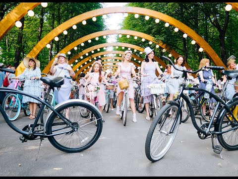 Леди на велосипеде в парке Сокольники