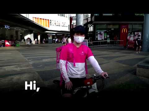 シンガポールの指揮者がステージを離れてフードデリバリーに挑戦 (Singaporean conductor swaps stage for food delivery)