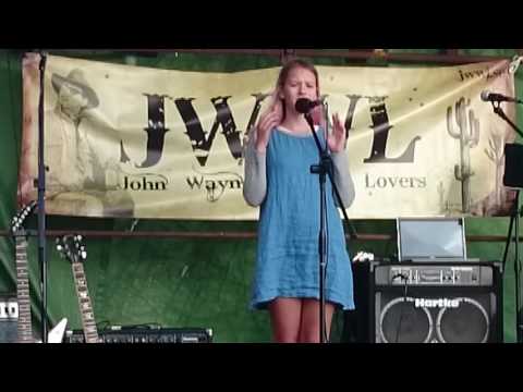 Matilda sjunger Mitt Hjärta Blöder med komp av Nassim Al Fakir (???)