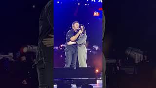Laura Pausini: il duetto a sorpresa sul palco con Tiziano Ferro sulle note di Non Me Lo So Spiegare