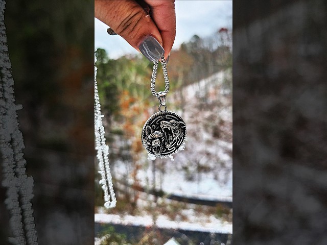 Vídeo relacionado con HCMA Collar de Cabeza de Lobo Vikingo, Amuleto nórdico, Colgante de Lobo, Collar con Colgante de Cabeza de Lobo Mago para Geralt, Regalo de Moda para Hombres