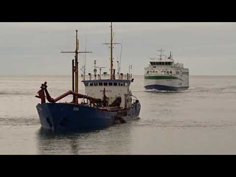 Herjólfur og Dísa í landeyjahöfn - Ferry Herjólfur in Landeyjahöfn with Dísa